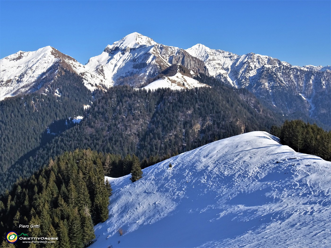 69 Bella la vista sul Monte Cavallo (2323 m) e la Val Terzera.JPG